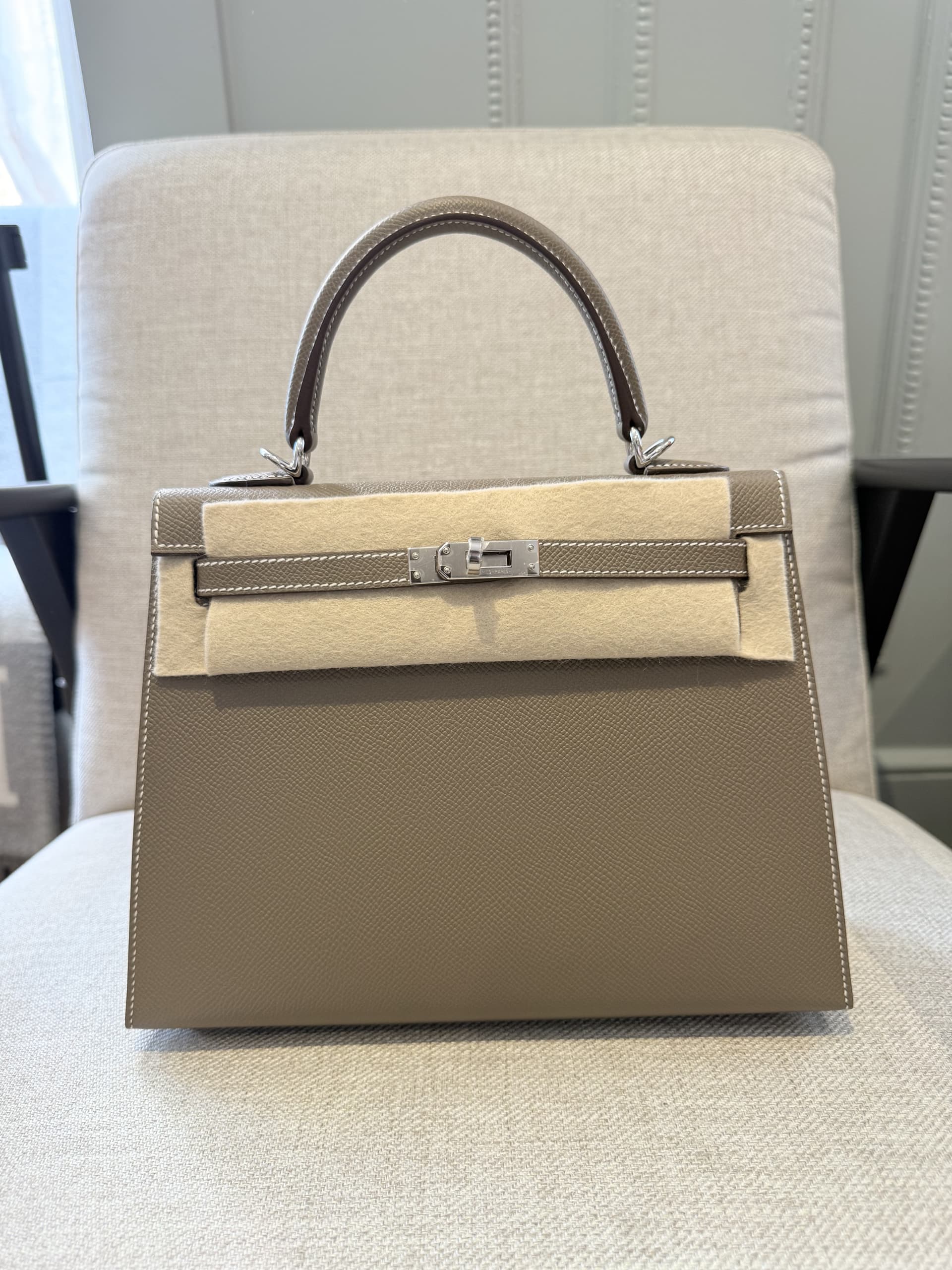 Hermès Kelly 25 25cm in Etoupe Epsom Palladium (PHW) hardware — front view