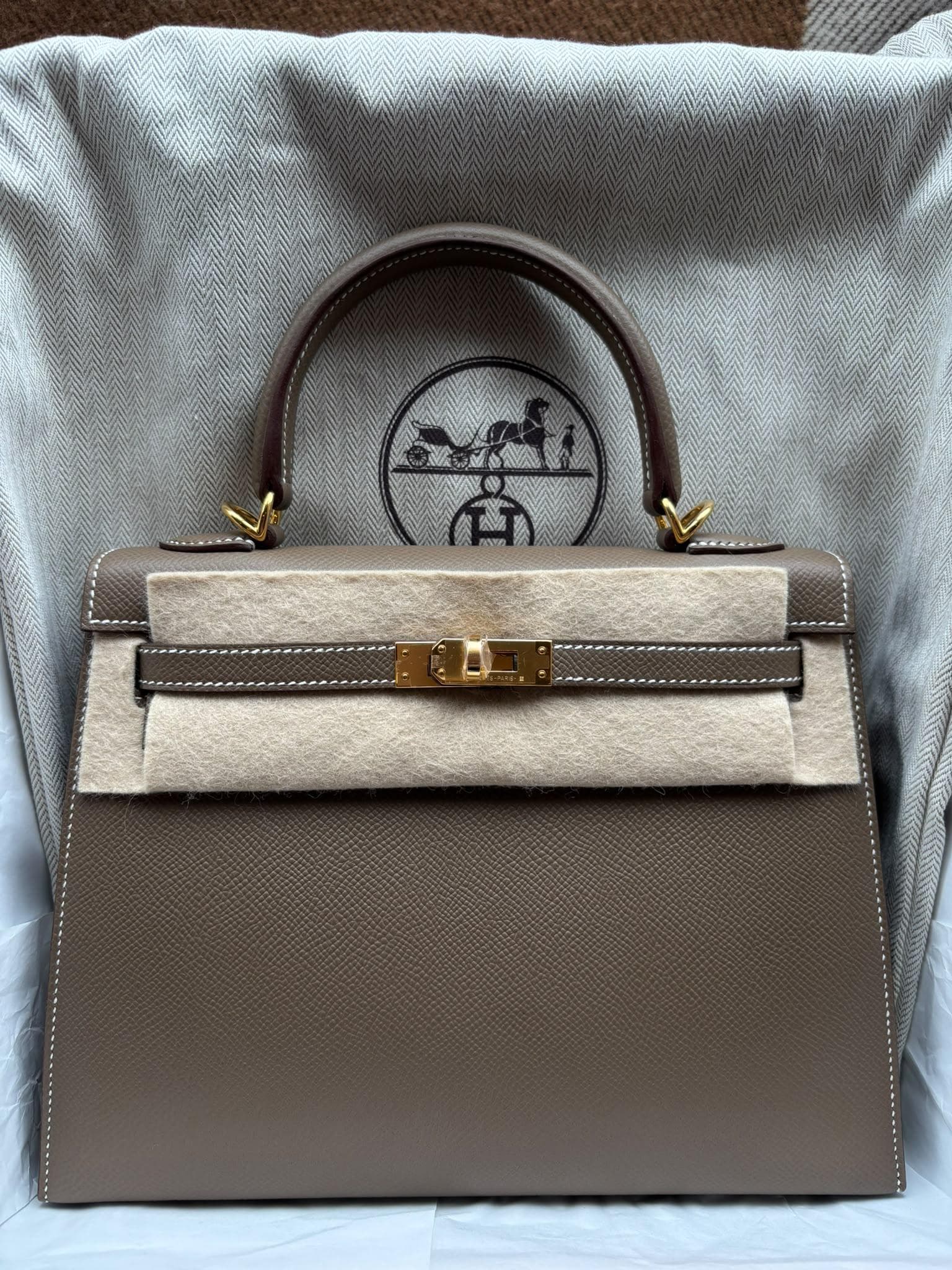 Hermès Kelly 25 in Etoupe Epsom GHW hardware — front view
