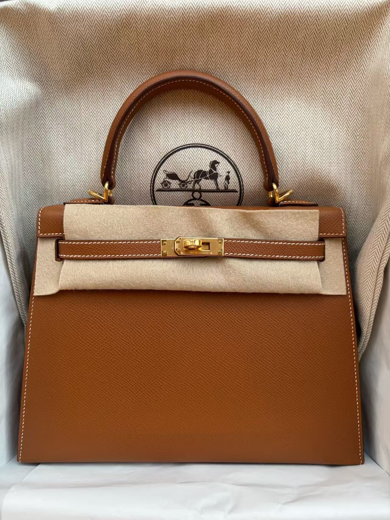 Hermès Kelly 25 in Gold Epsom GHW hardware — front view