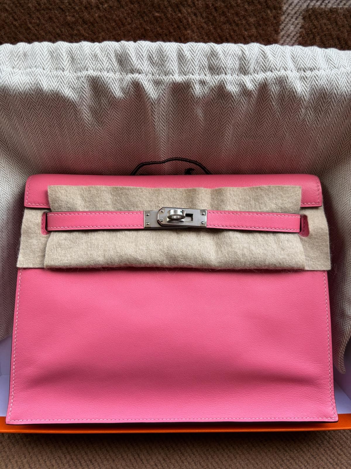 Hermès Kelly Danse in Rose Azalée Swift PHW hardware — front view
