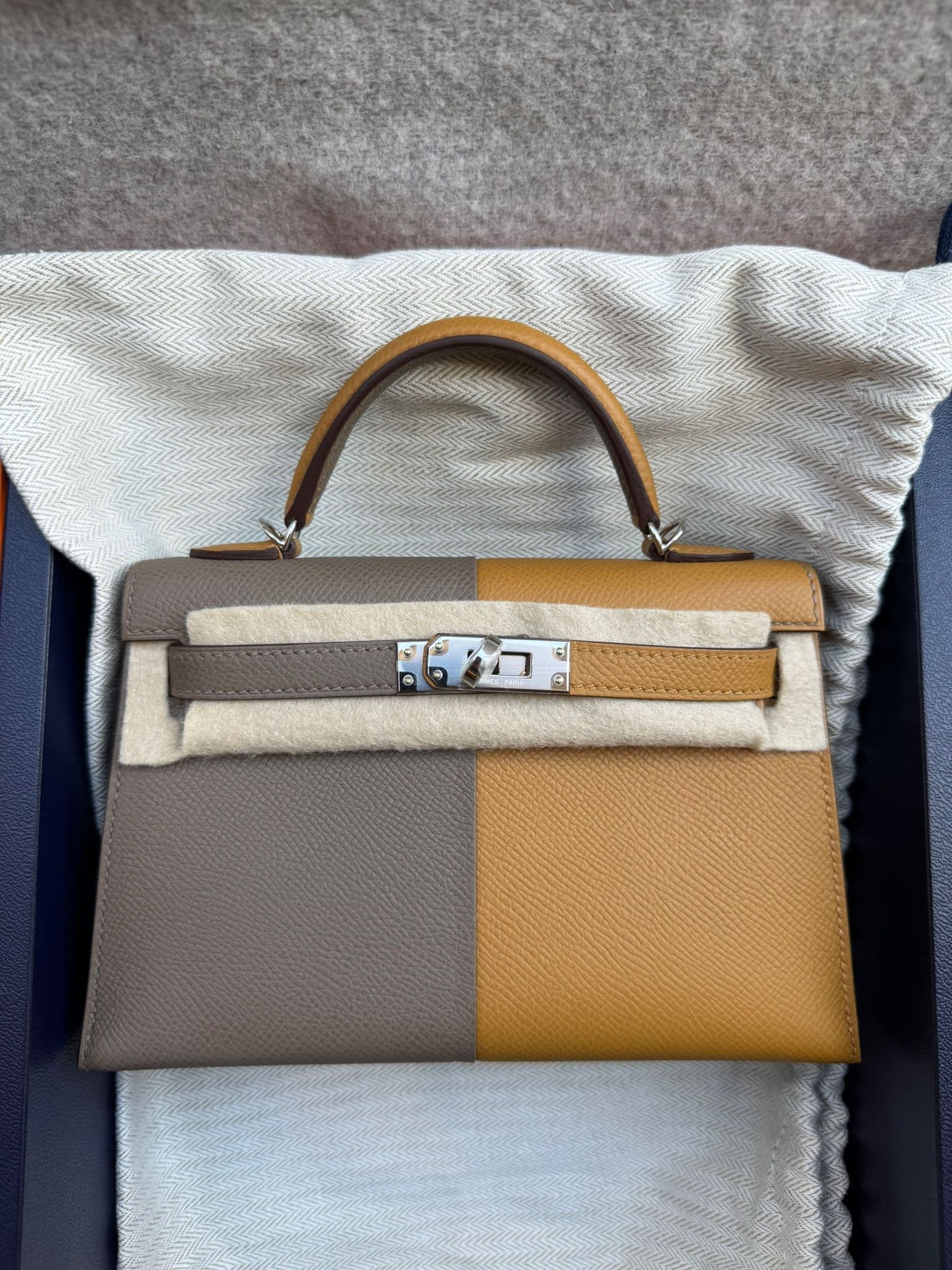 Hermès Kelly Mini Mini in Sesame Etoupe Blue Indigo Epsom PHW hardware — front view