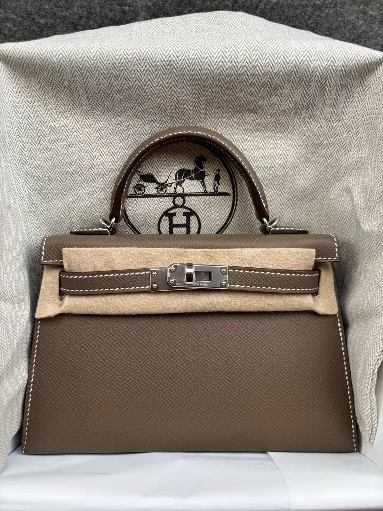 Hermès Mini Kelly Mini in Étoupe Epsom PHW hardware — front view