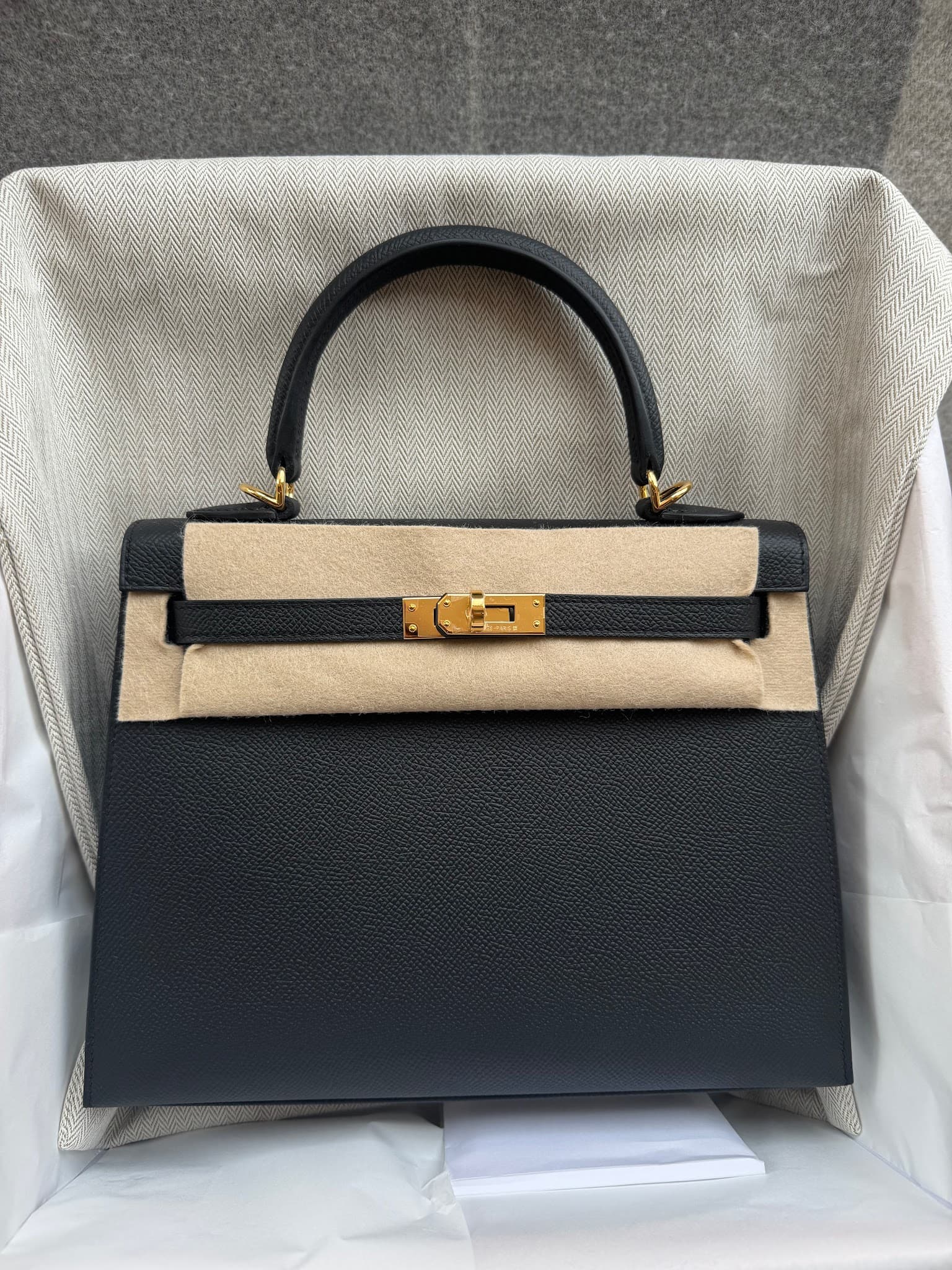 Hermès Kelly 25 in Black Epsom GHW hardware — front view