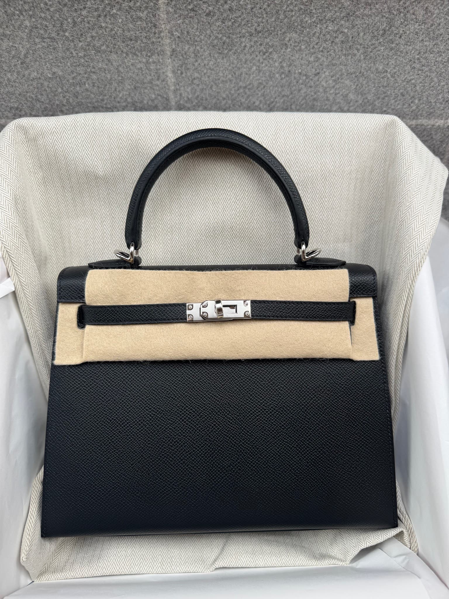 Hermès Kelly 25 in Black Epsom PHW hardware — front view