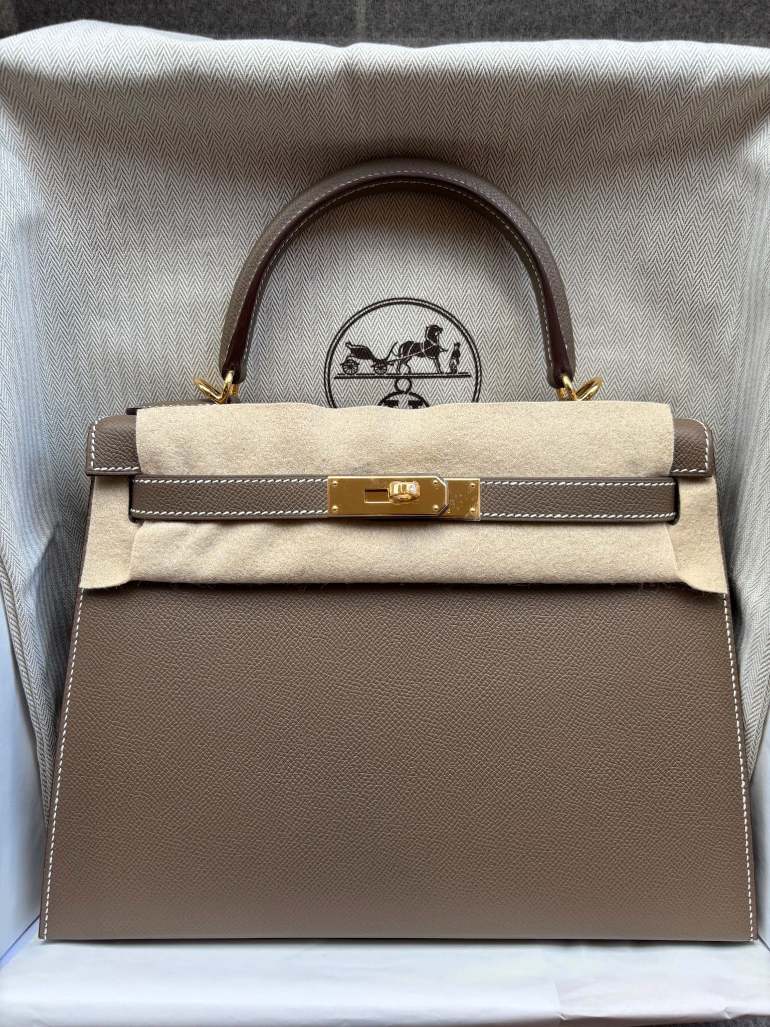 Hermès Kelly 28 in Étoupe Epsom GHW hardware — front view