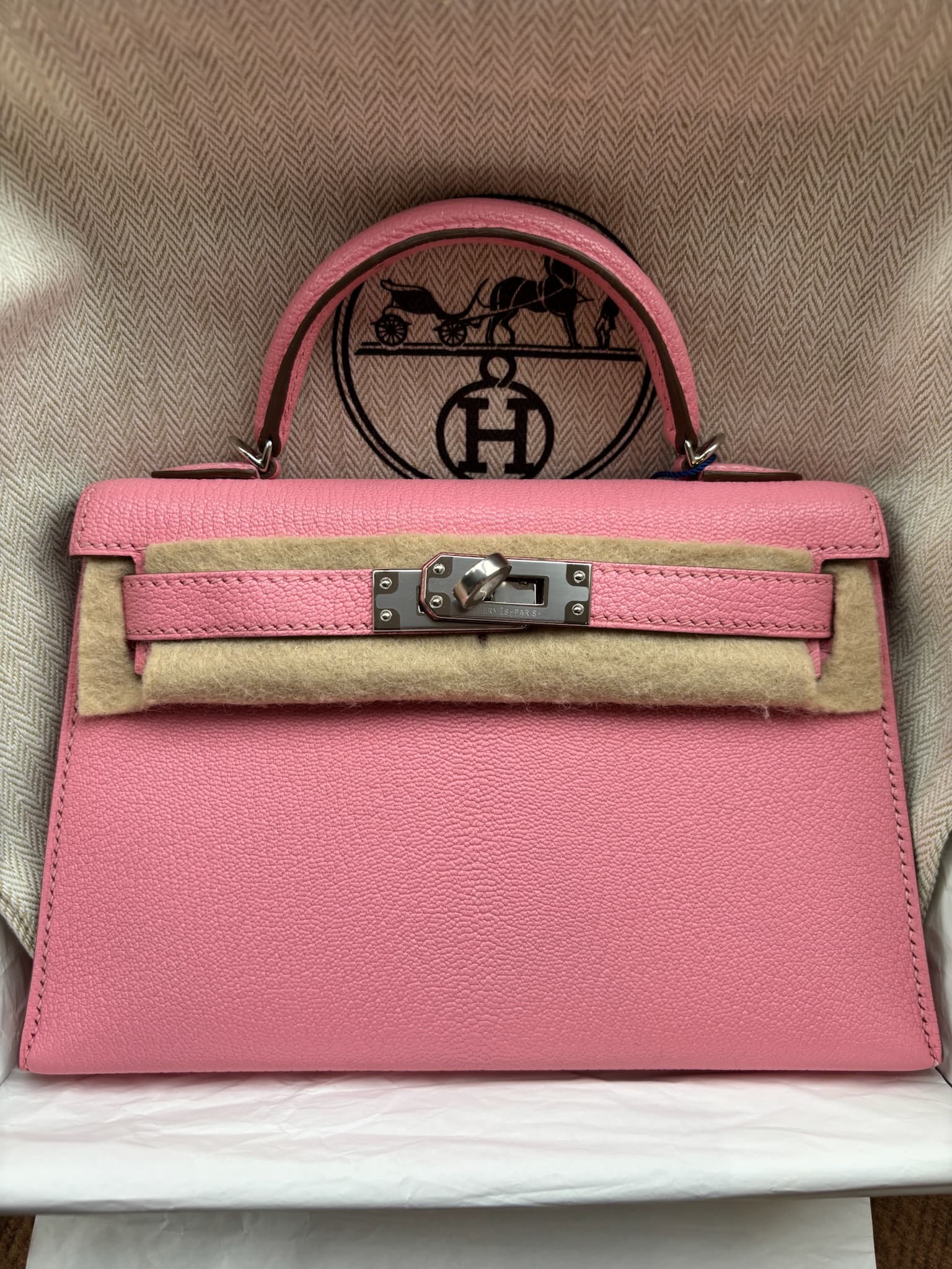 Hermès Mini Kelly Mini in Rose Confetti Chèvre PHW hardware — front view